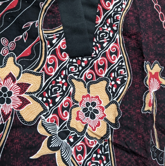 Semata Wayang plunging neckline long shirt, dark magenta with peach flowers - Picture 3 of 9